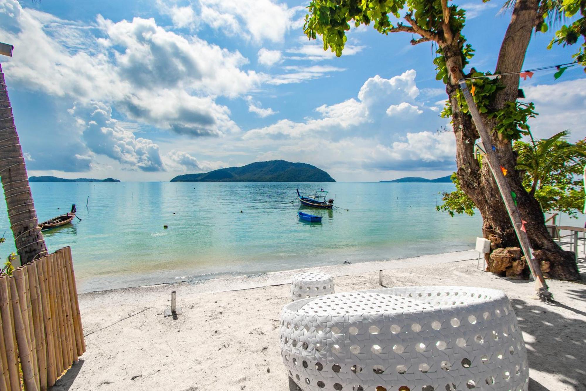 Вилла 【beach Front】海景沙滩别墅，私人泳池，免费早餐，女佣每日清洁，生活方便交通便利 Пхукет