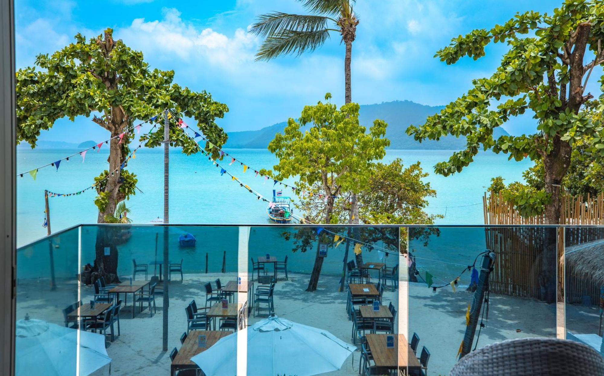 Вилла 【beach Front】海景沙滩别墅，私人泳池，免费早餐，女佣每日清洁，生活方便交通便利 Пхукет