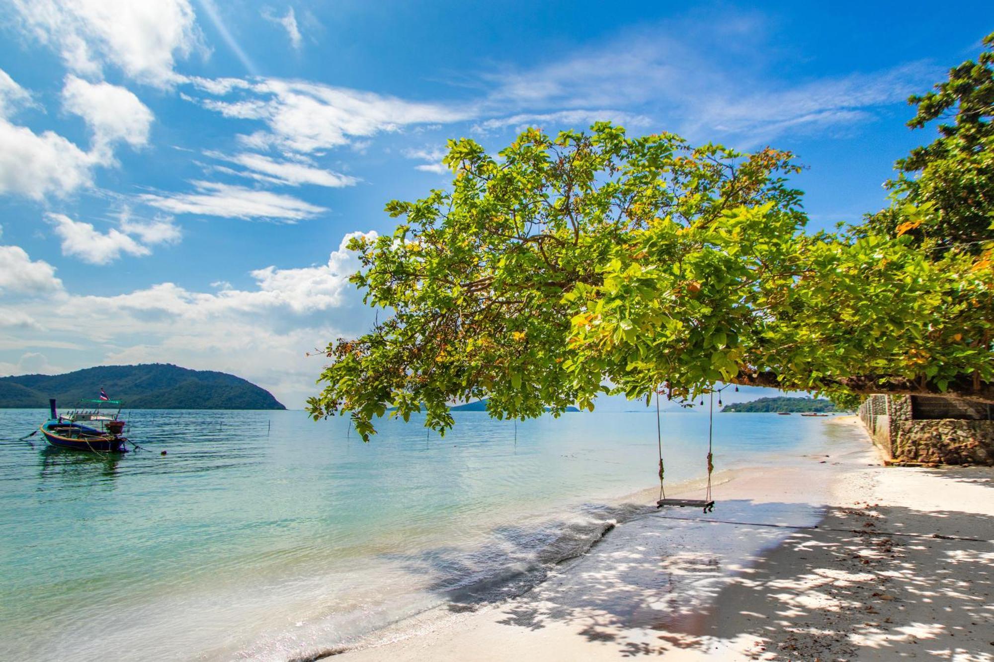 【beach Front】海景沙滩别墅，私人泳池，免费早餐，女佣每日清洁，生活方便交通便利 Пхукет